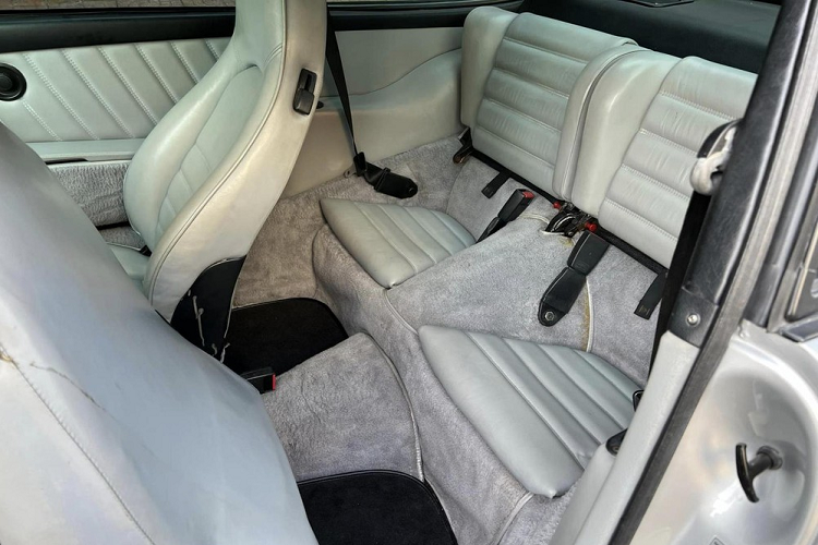 Chiếc Porsche 930 Turbo đầu tiên của Qua Vũ này được sản xuất từ 1975 - 1989. Ở bên trong, nội thất của xe được bọc da màu xám xuyên suốt, với thiết kế tối giản chỉ gồm vô lăng 3 chấu và bộ 5 đồng hồ cơ, mục đích là để lái xe tập trung vào trải nghiệm của xe mang lại.