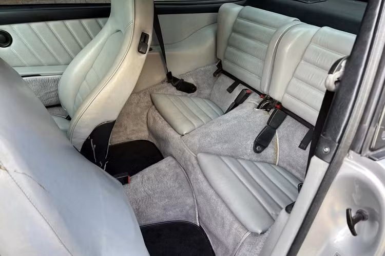 Chiếc Porsche 930 Turbo đầu tiên của Qua Vũ này được sản xuất từ 1975 - 1989. Ở bên trong, nội thất của xe được bọc da màu xám xuyên suốt, với thiết kế tối giản chỉ gồm vô lăng 3 chấu và bộ 5 đồng hồ cơ, mục đích là để lái xe tập trung vào trải nghiệm của xe mang lại.