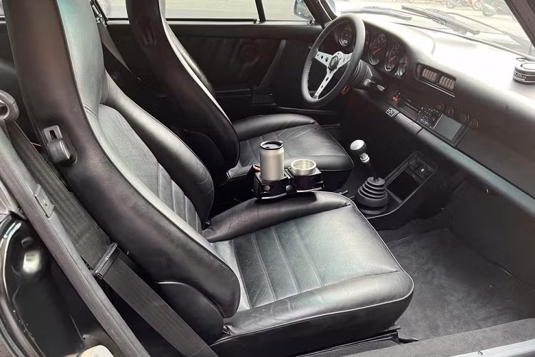 Điểm chung của cả 2 chiếc xe Porsche 930 Turbo này là đều có "hộ khẩu" tại Hà Nội, lý do là vì đa phần các mẫu xe Porsche 930 Turbo được mang về nước ta đều có lý lịch ở Thủ Đô.