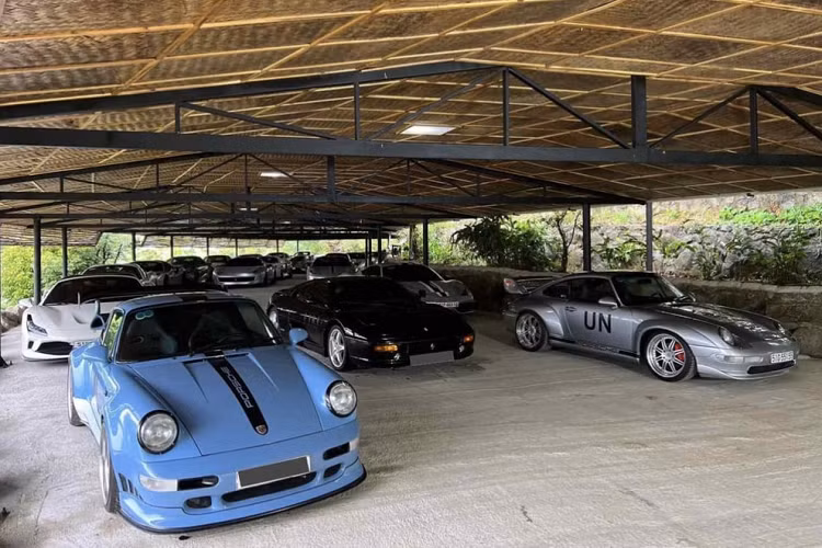  Porsche 930 Turbo độ RUF Ông Đặng Lê Nguyên Vũ từng mua 3 chiếc siêu xe Ferrari 458 Italia trong năm 2022 chỉ vì chúng khác nhau 1 vài chi tiết nhỏ, trong đó có 1 xe độ bản Liberty Walk rất hầm hố, và chiếc xe Porsche 930 Turbo về đội của đại gia cà phê cũng không ngoại lệ vì được độ RUF.