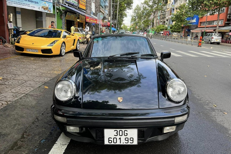  Porsche 930 Turbo Carrera Sau khi mua về chiếc xe thể thao tốc độ Porsche 930 Turbo có tuổi đời gần 50 năm, nông Đặng Lê Nguyên Vũ lại tiếp tục rước về garage 1 mẫu xe khác, lần này là Porsche 930 Turbo Carrera của 1 người mê xe độc lạ tại Sài thành