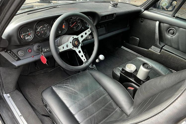  Hệ truyền động xe Porsche 930 Turbo Nguyên bản, xe thể thao Porsche 930 Turbo được trang bị động cơ 6 xy-lanh, dung tích 3.3 lít, tăng áp, sản sinh ra công suất tối đa 282 mã lực tại vòng tua máy 5.500 vòng/phút, tuy nhiên, chiếc Porsche 930 Turbo đời 1987 độ RUF còn được nâng cấp động cơ giúp công suất lên đến tận 500 mã lực.