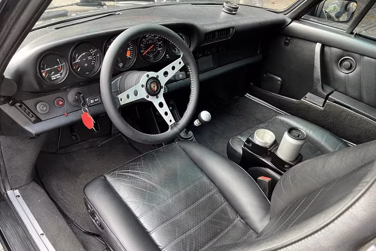  Hệ truyền động xe Porsche 930 Turbo Nguyên bản, xe thể thao Porsche 930 Turbo được trang bị động cơ 6 xy-lanh, dung tích 3.3 lít, tăng áp, sản sinh ra công suất tối đa 282 mã lực tại vòng tua máy 5.500 vòng/phút, tuy nhiên, chiếc Porsche 930 Turbo đời 1987 độ RUF còn được nâng cấp động cơ giúp công suất lên đến tận 500 mã lực.