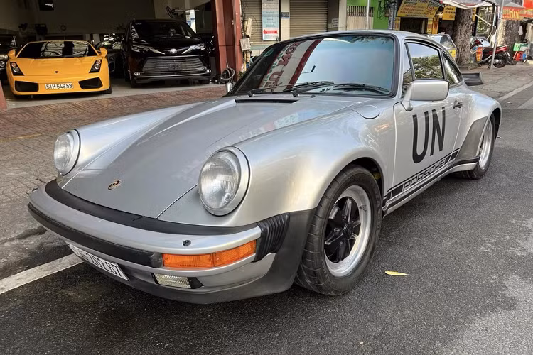  Porsche 930 Turbo đầu tiên Chiếc xe Porsche 930 Turbo của Đặng Lê Nguyên Vũ sở hữu thân xe màu bạc, cặp đèn pha hình tròn nhô cao đi kèm các chi tiết sơn đen tạo điểm nhấn, bộ mâm 5 chấu với viền mâm dày đặc trưng. Ngoài ra, xe có cánh gió cố định cỡ lớn phía sau lấy cảm hứng từ hình dạng đuôi cá voi.