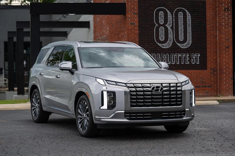 Như vậy, sau 4 năm đồn đoán, cuối cùng thì mẫu xe SUV Hyundai Palisade cũng chuẩn bị được phân phối chính hãng tại Việt Nam. Sự xuất hiện của Palisade sẽ khiến danh mục SUV của thương hiệu Hyundai ở Việt Nam trở nên đầy đủ hơn khi trải dài từ phân khúc B đến E đồng thời tăng thêm sự lựa chọn cho người tiêu dùng. 