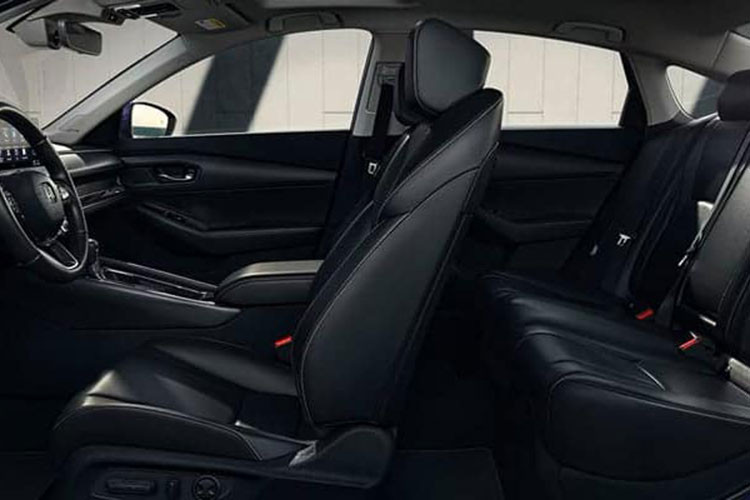 Cụ thể, động cơ xăng của Honda Accord e:HEV có công suất tối đa 146 mã lực và mô-men xoắn cực đại 182 Nm. Động cơ này đóng vai trò chính là máy phát điện trong khi 1 mô-tơ điện được tích hợp vào hộp số e-CVT để sạc cụm pin lithium-ion.