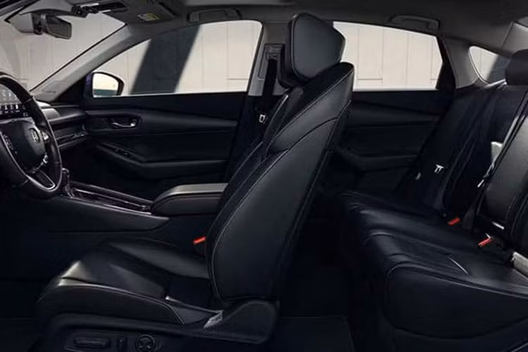 Cụ thể, động cơ xăng của Honda Accord e:HEV có công suất tối đa 146 mã lực và mô-men xoắn cực đại 182 Nm. Động cơ này đóng vai trò chính là máy phát điện trong khi 1 mô-tơ điện được tích hợp vào hộp số e-CVT để sạc cụm pin lithium-ion.