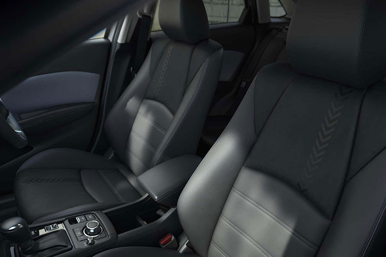 Bên cạnh đó là nóc và nẹp xung quanh thân xe màu đen, tạo sự tương phản với màu sơn xám Aero Gray Metallic của xe. Đây cũng là màu sơn mới được dùng để thay thế cho màu Ceramic Metallic cũ.