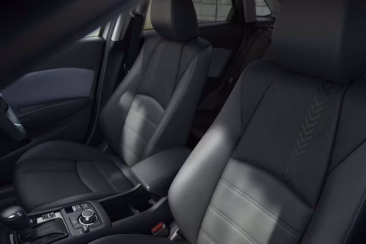 Bên cạnh đó là nóc và nẹp xung quanh thân xe màu đen, tạo sự tương phản với màu sơn xám Aero Gray Metallic của xe. Đây cũng là màu sơn mới được dùng để thay thế cho màu Ceramic Metallic cũ.