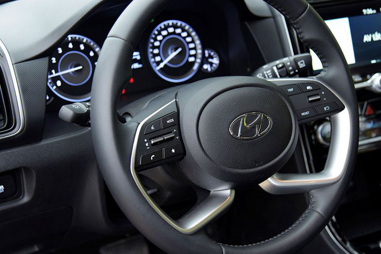 Màn hình của Mitsubishi XForce thậm chí hỗ trợ cả kết nối WebLink - cho phép chia sẻ hiển thị của toàn bộ điện thoại lên màn hình trung tâm. Về âm thanh giải trí, Hyundai Creta phiên bản cao cấp nhất được trang bị 8 loa thương hiệu Bose.