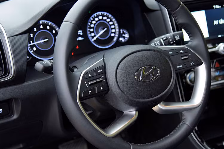 Màn hình của Mitsubishi XForce thậm chí hỗ trợ cả kết nối WebLink - cho phép chia sẻ hiển thị của toàn bộ điện thoại lên màn hình trung tâm. Về âm thanh giải trí, Hyundai Creta phiên bản cao cấp nhất được trang bị 8 loa thương hiệu Bose.