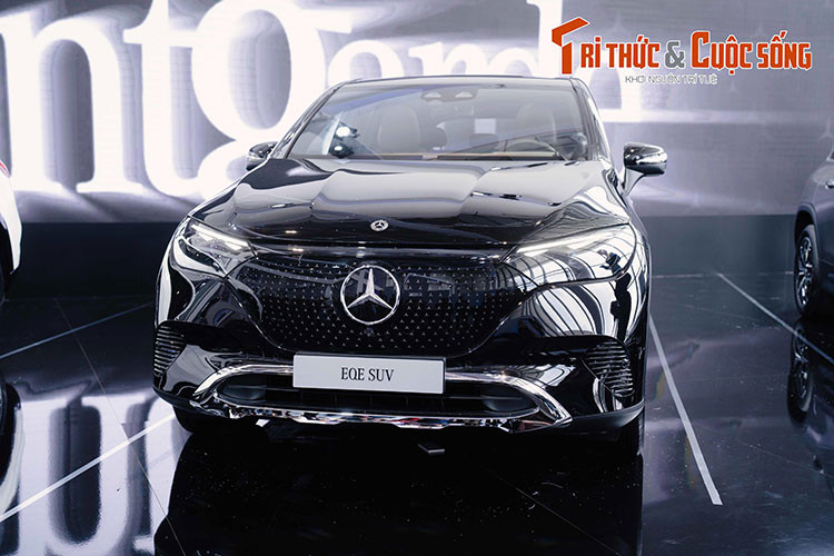 Chưa hết, Mercedes-Benz EQE 500 4MATIC (SUV) cũng sẽ được trang bị thêm chế độ Offroad cho phép xe di chuyển qua các địa hình hiểm trở, và còn được ưu ái trang bị tính năng Transparent Bonnet – công nghệ nắp capo trong suốt, điều này giúp chủ nhân chiếc xe điện dễ dàng kiểm soát vận hành của chiếc xe qua những cung đường khó.