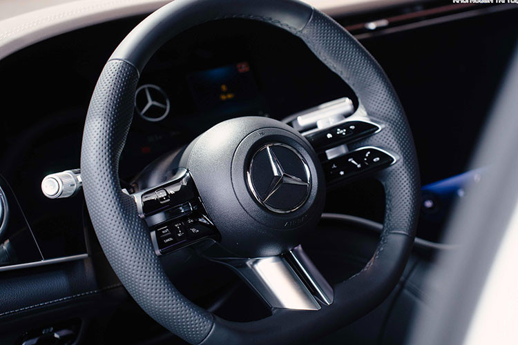 Ở hệ truyền động, Mercedes-Benz EQE 500 4MATIC được trang bị 2 động cơ điện ở phía trước và sau giúp sản sinh công suất cực đại lên đến 300 kW, tương đương 402 mã lực và mô-men xoắn cực đại 858 Nm, nhờ đó cho phép xe có thể tăng tốc từ vị trí xuất phát lên 100 km/h chỉ trong thời gian 4,9 giây.