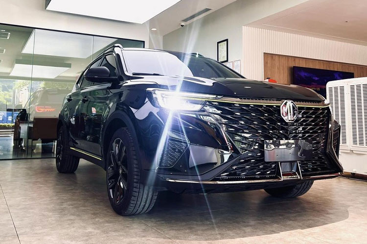 Tuy nhiên, trang bị an toàn của MG RX5 tại Việt Nam dự kiến sẽ khá cơ bản. Ngay cả ở thị trường nước ngoài, xe cũng không có những tính năng an toàn chủ động ADAS. Thay vào đó, mẫu SUV cỡ C này chỉ sở hữu 6 túi khí, camera 360 độ, hệ thống kiểm soát hành trình, hệ thống chống bó cứng phanh ABS, phân phối lực phanh điện tử, trợ lực phanh, kiểm soát lực kéo, hỗ trợ khởi hành ngang dốc, cân bằng điện tử...