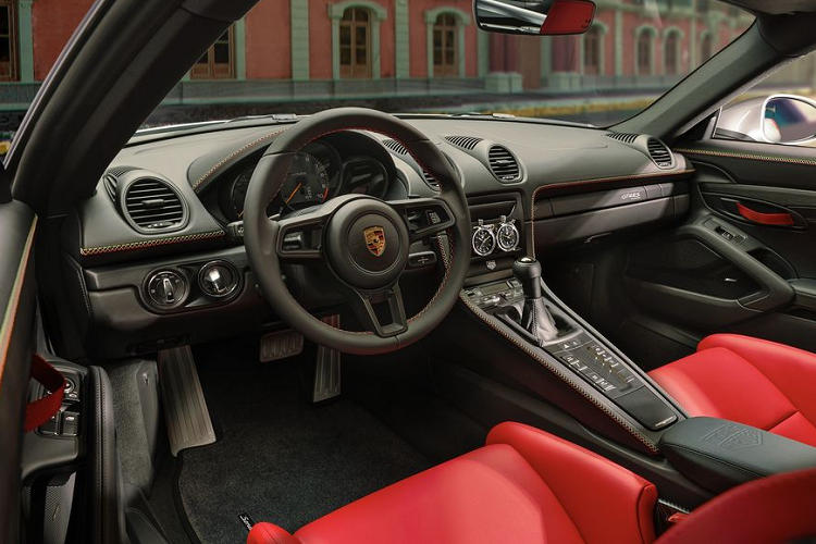 Bộ đôi này là một phần của chương trình tùy chỉnh “yêu cầu đặc biệt” Sonderwunsch của Porsche, được thực hiện nhằm kỷ niệm 70 năm kể từ hai nhóm khách hàng tham dự cuộc đua Rally Carrera Panamericana tại Mexico.