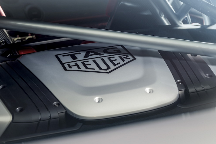 Bên trong phiên bản đặc biệt, ghế và lẫy mở cửa được hoàn thiện với tông màu đỏ Guards Red, trong khi đường may trên vô lăng và bảng điều khiển được thực hiện bằng màu đỏ, trắng và xanh lá cây; màu sắc đặc trưng của cờ Mexico.