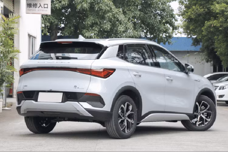 Tùy vào thị trường mà BYD Atto 3 đang bán ra với giá khác nhau, chẳng hạn, tại thị trường Thái Lan hiện có 2 phiên bản là Standard Range và Extended Range.