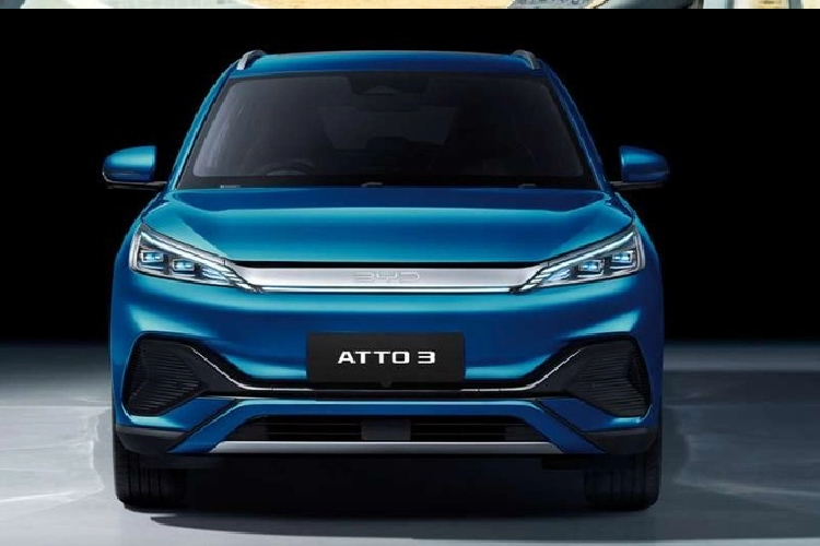 Ô tô điện BYD Atto 3 có thể dễ dàng tăng tốc từ vị trí xuất phát lên 100 km/h trong thời gian 7,3 giây, và có thể di chuyển được quãng đường dài 420 km theo WLTP. Thời gian sạc nhanh DC của xe BYD Atto 3 từ 30-80% là 29 phút.
