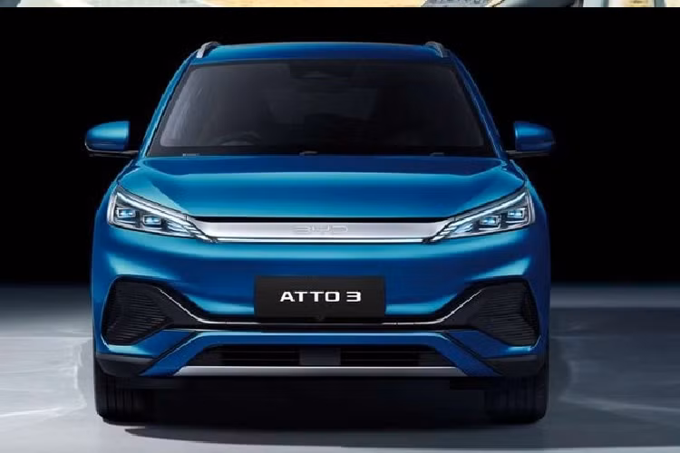 Ô tô điện BYD Atto 3 có thể dễ dàng tăng tốc từ vị trí xuất phát lên 100 km/h trong thời gian 7,3 giây, và có thể di chuyển được quãng đường dài 420 km theo WLTP. Thời gian sạc nhanh DC của xe BYD Atto 3 từ 30-80% là 29 phút.