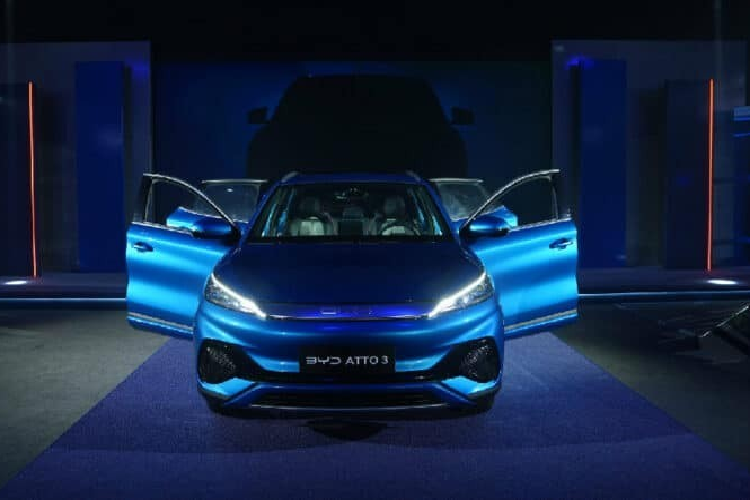 Hình ảnh đăng tải cho thấy, chiếc xe trong hình ảnh này là mẫu xe điện BYD Atto 3, 1 trong các mũi nhọn chính trong việc chinh phục trời Tây của BYD, nếu như Atto 3 về nước, đây sẽ là đối thủ trực tiếp của chiếc xe điện VinFast VF6 đang được trưng bày trong hôm nay.