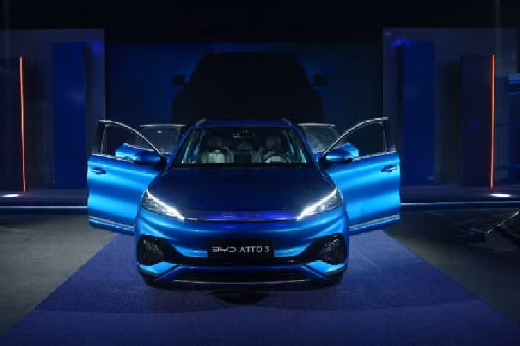 Hình ảnh đăng tải cho thấy, chiếc xe trong hình ảnh này là mẫu xe điện BYD Atto 3, 1 trong các mũi nhọn chính trong việc chinh phục trời Tây của BYD, nếu như Atto 3 về nước, đây sẽ là đối thủ trực tiếp của chiếc xe điện VinFast VF6 đang được trưng bày trong hôm nay.
