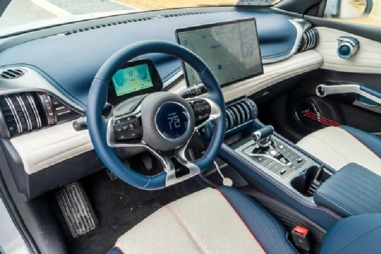 Mẫu xe điện BYD Atto 3 được trang bị động cơ điện sản sinh ra công suất tối đa 201 mã lực, xe có hệ thống dẫn động cầu trước tốc độ tối đa 160 km/h và mô-men xoắn cực đại 310 Nm. Mô-tơ này đi với cụm pin BYD Blade Battery LFP với dung lượng 60,48 kWh và hệ dẫn động cầu trước.