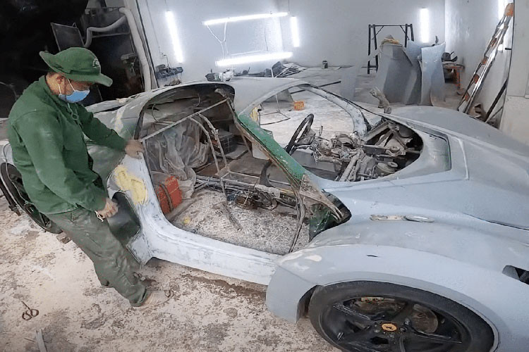 Theo đó, thành viên V.V.N cho rằng "Gần 1 tỷ đồng để chế tạo một chiếc xe mô hình, Các bạn không nghe nhầm đâu đó chính là số tiền tụi mình đã bỏ ra để thực hiện dự án này", kèm theo hình ảnh chiếc siêu xe triệu đô phiên bản độ chế của mình.