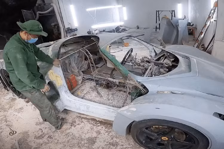 Theo đó, thành viên V.V.N cho rằng "Gần 1 tỷ đồng để chế tạo một chiếc xe mô hình, Các bạn không nghe nhầm đâu đó chính là số tiền tụi mình đã bỏ ra để thực hiện dự án này", kèm theo hình ảnh chiếc siêu xe triệu đô phiên bản độ chế của mình.