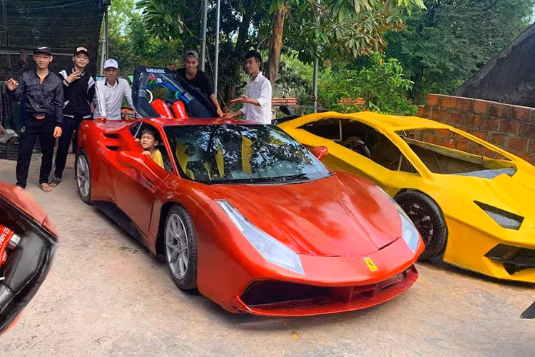 Dù sao, cũng chúc mừng nhóm bạn trẻ mê độ chế xe ở Quảng Ninh đã tạo ra 1 chiếc xe Ferrari LaFerrari nhìn bằng mắt thường rất giống bản thật, tất nhiên còn nhiều chi tiết chưa hoàn thiện tốt, nhưng dù sao, tinh thần dám nghĩ dám làm của Nhết TV rất đáng khen.