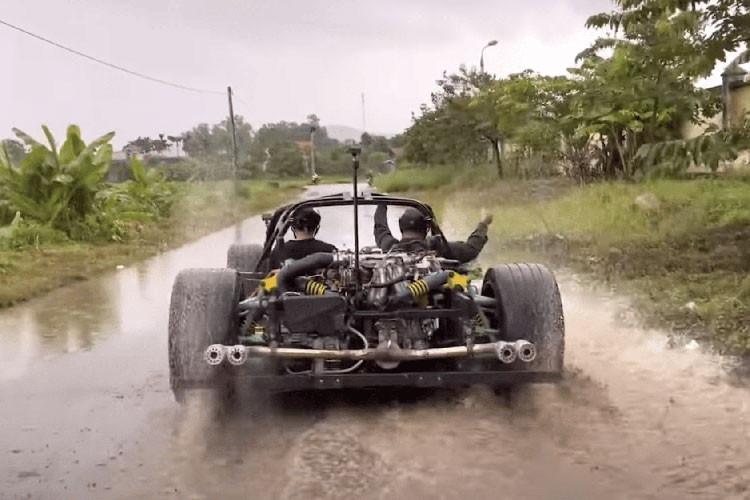 Với số tiền 1 tỷ đồng, không ít người cho rằng mua 1 chiếc xe Mazda 6, Kia K5 hay Hyundai Tucson di chuyển cho lành, thực dụng hơn, đẹp mắt, thay vì độ chế 1 siêu xe Ferrari LaFerrari không thể lăn bánh trên đường phố, lý do vì xe độ chế này không được công nhận.