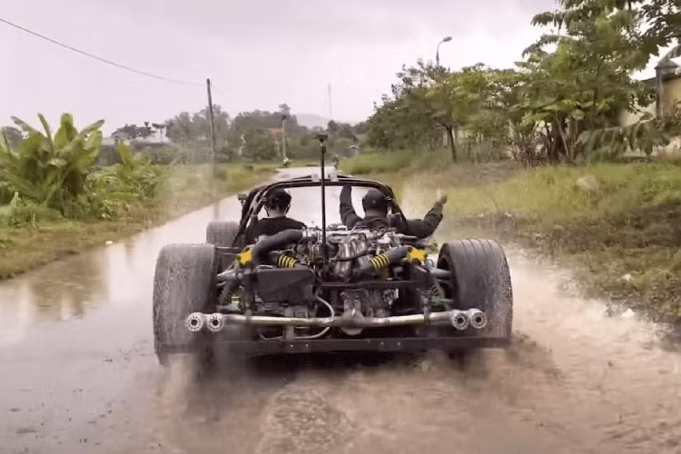 Với số tiền 1 tỷ đồng, không ít người cho rằng mua 1 chiếc xe Mazda 6, Kia K5 hay Hyundai Tucson di chuyển cho lành, thực dụng hơn, đẹp mắt, thay vì độ chế 1 siêu xe Ferrari LaFerrari không thể lăn bánh trên đường phố, lý do vì xe độ chế này không được công nhận.