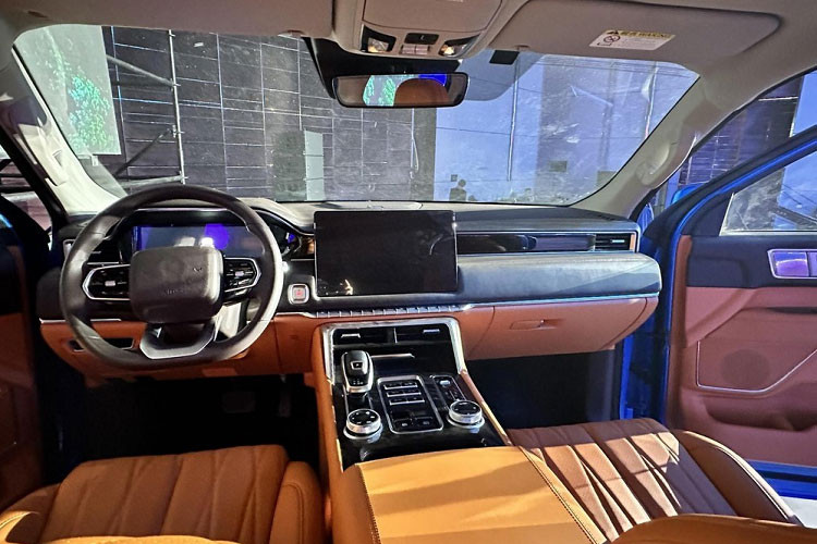 Xe có chiều dài 5.797 mm, chiều rộng của xe lên đến 2.090 mm và chiều dài cơ sở 3.505 mm. Về nội thất, bảng điều khiển trung tâm của dòng xe bán tải Foton Mars 7 được trang bị màn hình đa phương tiện dạng treo có kích thước 14,6 inch.