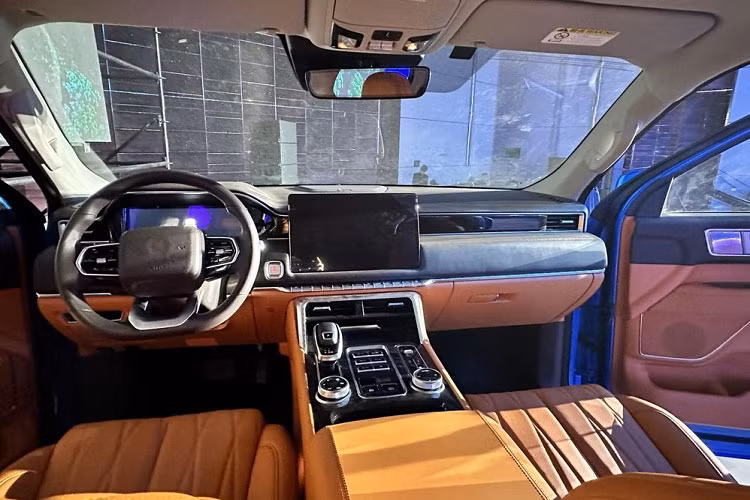 Xe có chiều dài 5.797 mm, chiều rộng của xe lên đến 2.090 mm và chiều dài cơ sở 3.505 mm. Về nội thất, bảng điều khiển trung tâm của dòng xe bán tải Foton Mars 7 được trang bị màn hình đa phương tiện dạng treo có kích thước 14,6 inch.