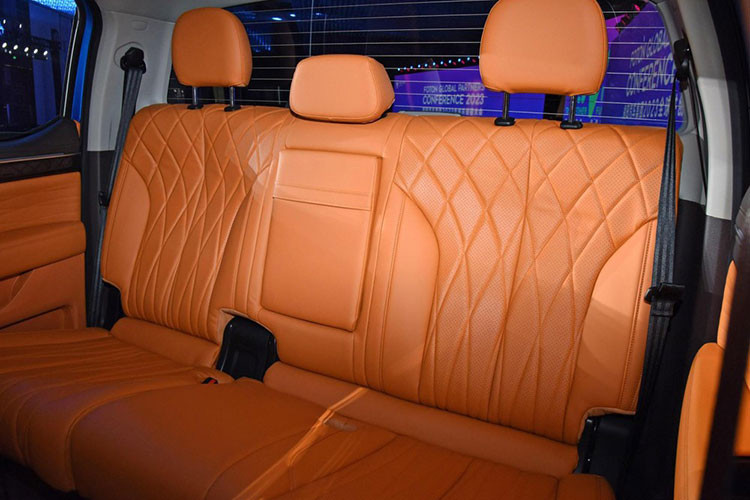 Ngoài ra, xe còn có bảng đồng hồ LCD toàn phần, ghế ngồi bọc da cao cấp, vô lăng 4 chấu đầm chắc. Chưa hết, các mẫu xe thuộc dòng Mars còn được cung cấp cửa sổ trời toàn cảnh, giảm tốc thủy lực ở cửa sau của thùng hàng, khóa vi sai điều khiển điện tử cho trục trước/sau.