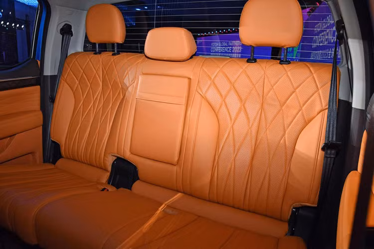 Ngoài ra, xe còn có bảng đồng hồ LCD toàn phần, ghế ngồi bọc da cao cấp, vô lăng 4 chấu đầm chắc. Chưa hết, các mẫu xe thuộc dòng Mars còn được cung cấp cửa sổ trời toàn cảnh, giảm tốc thủy lực ở cửa sau của thùng hàng, khóa vi sai điều khiển điện tử cho trục trước/sau.