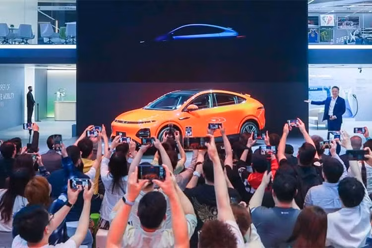 Thú vị nhất là việc Xpeng tuyên bố chiếc SUV điện cỡ trung của mình có thể đi được 300 km chỉ sau 10 phút sạc nhờ nền tảng SiC điện áp cao 800V và công nghệ pin 3C. Xpeng G6 hoàn toàn mới sẽ bắt đầu được giao hàng vào cuối Qúy II.