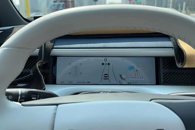 Về cấu hình, chiếc xe mới có thể được trang bị tùy chọn lidar, điều đáng nói là P7i bản nâng cấp giữa vòng đời hiện tại đã mở ra "hỗ trợ lái toàn kịch bản", bao gồm NGP tốc độ cao, NGP đô thị, phiên bản nâng cao LCC và hỗ trợ lái xe thông minh khác.