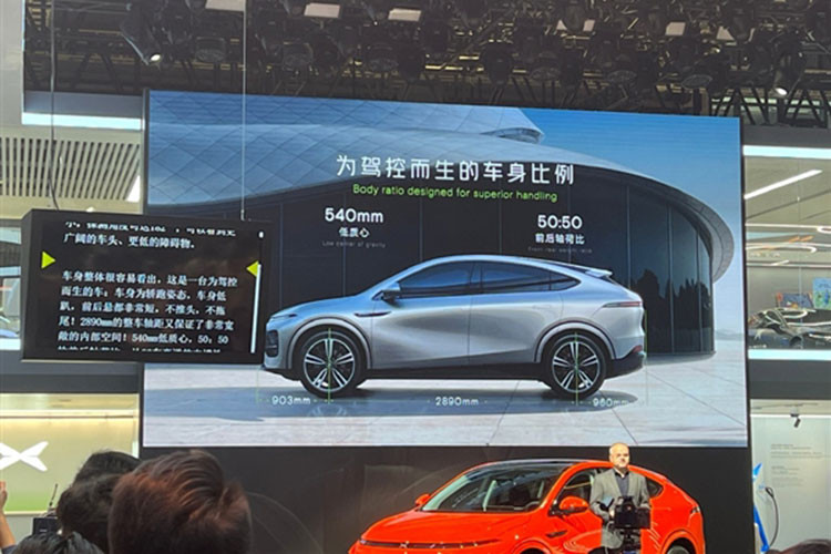 Về ngoại thất, mẫu SUV điện cỡ trung Xpeng G6 đang trưng bày tại triển lãm ô tô Thượng Hải 2023 với công chúng được xây dựng trên nền tảng thế hệ thứ hai của Xpeng, SEPA 2.0 và hỗ trợ sạc nhanh 800V. G6 cũng là chiếc xe EV đầu tiên chạy trên SEPA 2.0.