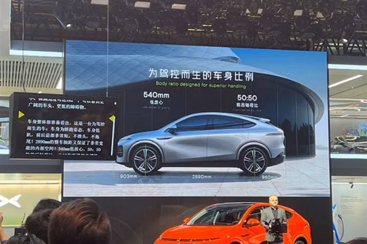 Về ngoại thất, mẫu SUV điện cỡ trung Xpeng G6 đang trưng bày tại triển lãm ô tô Thượng Hải 2023 với công chúng được xây dựng trên nền tảng thế hệ thứ hai của Xpeng, SEPA 2.0 và hỗ trợ sạc nhanh 800V. G6 cũng là chiếc xe EV đầu tiên chạy trên SEPA 2.0.