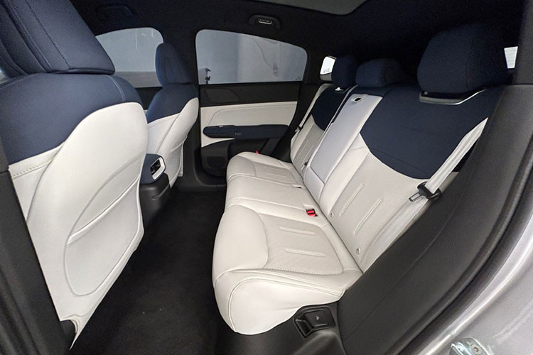 Chiếc SUV điện XPeng G6 sẽ đi kèm với phiên bản RWD một động cơ và phiên bản 4WD động cơ kép. Động cơ đơn sẽ có công suất 218 mã lực và mô-men xoắn 440 Nm, trong khi động cơ kép sẽ bổ sung thêm 140 mã lực vào đó, có công suất kết hợp là 358 mã lực (460 mã lực) với mô-men xoắn cực đại 660 Nm.