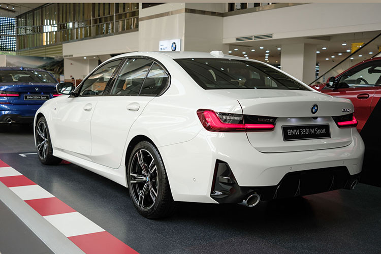 Tương tự thế hệ trước, mẫu xe sedan hạng sang BMW 3-Series LCI 2023 tại Việt Nam cũng có 3 phiên bản là 320i Sport Line, 320i M Sport và 330i M Sport. Giá bán tương ứng của 3 phiên bản này là 1,499 tỷ, 1,699 tỷ và 1,879 tỷ đồng. So với phiên bản cũ, BMW 320i Sport Line LCI 2023 đắt hơn 100 triệu đồng.
