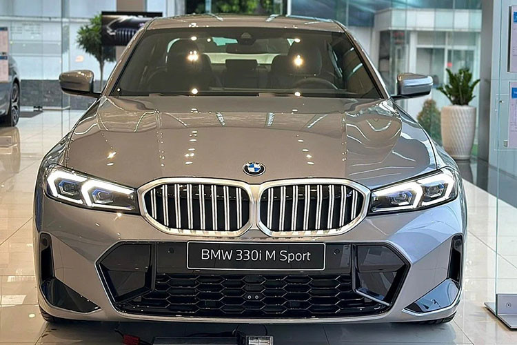 Ở bản 330i M Sport cao cấp nhất, xe sở hữu ngoại hình thể thao hơn với những nan mạ crôm kép nằm dọc ở lưới tản nhiệt. Thêm vào đó là cản trước với hốc gió trung tâm rộng hơn và khe gió tạo thành hình chữ "L" màu đen ở hai góc.