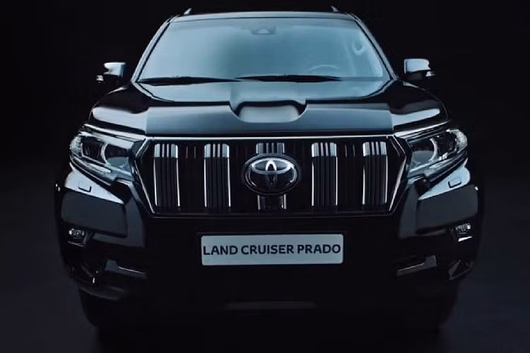 Đáng tiếc là hiện thiết kế và trang bị của Toyota Land Cruiser Prado mới vẫn chưa được hé lộ. Tuy nhiên, hình ảnh teaser do Toyota Mỹ tung ra đã xác nhận việc mẫu SUV này sở hữu thiết kế sườn xe tương tự Lexus GX 2024 mới ra mắt. Điều này không có gì bất ngờ vì Toyota Land Cruiser Prado và Lexus GX vốn dùng chung cơ sở gầm bệ, tương tự cặp đôi Toyota Land Cruiser - Lexus LX 600.