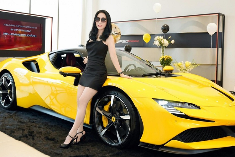 Những hình ảnh được chủ nhân đăng tải lên mạng xã hội cho thấy, chiếc siêu xe Ferrari SF90 của vợ chồng Hoàng Kim Khánh mới nhận bàn giao từ đại lý chính hãng thuộc phiên bản Stradale, không phải Spider như 1 đại gia bí ẩn Jacky và Cường "Đô-la" chọn mua từ trước.