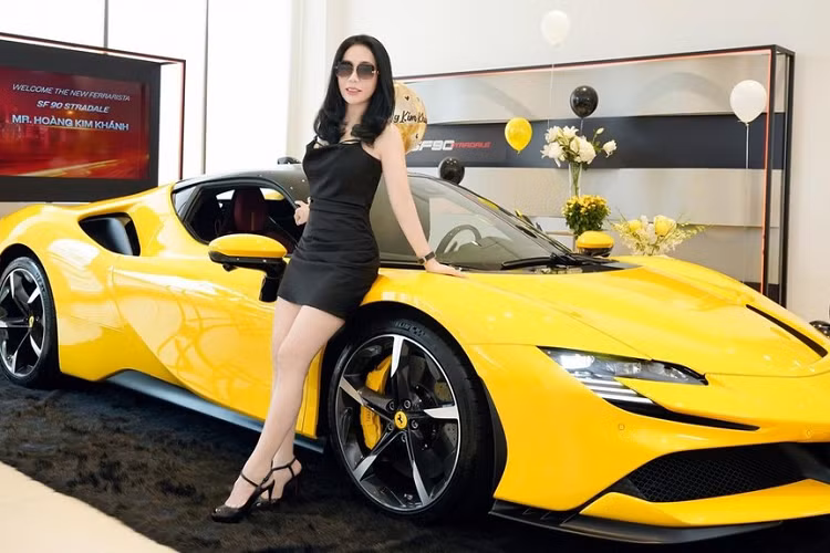 Những hình ảnh được chủ nhân đăng tải lên mạng xã hội cho thấy, chiếc siêu xe Ferrari SF90 của vợ chồng Hoàng Kim Khánh mới nhận bàn giao từ đại lý chính hãng thuộc phiên bản Stradale, không phải Spider như 1 đại gia bí ẩn Jacky và Cường "Đô-la" chọn mua từ trước.