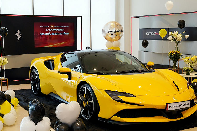 Mức giá siêu xe Ferrari SF90 Stradale ngang bằng siêu xe mui trần Ferrari 488 Pista Spider, giá trị của chiếc xe Ferrari SF90 Stradale được Hoàng Kim Khánh tiết lộ lên đến hơn 40 tỷ đồng, rẻ hơn 10 tỷ đồng so với xe Ferrari SF90 Spider của Cường Đô la.