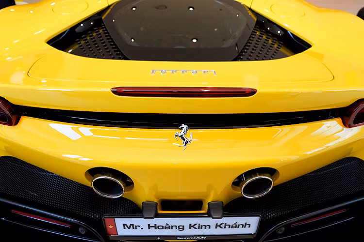 Xe không có gói trang bị Assetto Fiorano, điểm nhấn là ngoại thất sơn màu vàng rất lôi cuốn, hiện đây cũng là xe duy nhất trong garage của 2 vợ chồng đại gia kinh doanh mỹ phẩm có màu vàng. Bên trong khoang lái, siêu xe Ferrari SF90 Stradale của 2 vợ chồng nhà Hoàng Kim Khánh mới mua có nội thất màu đỏ bắt mắt.