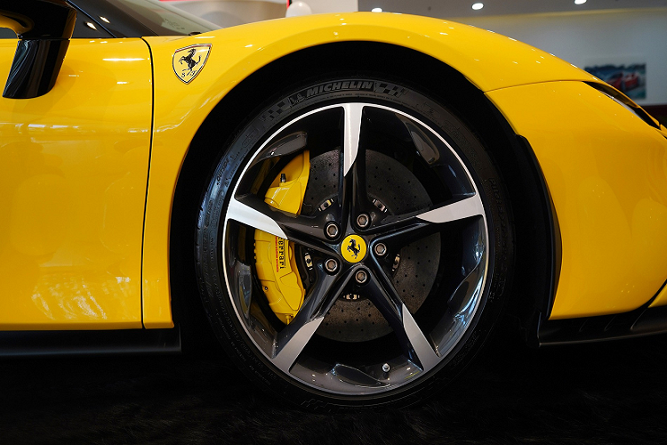 Ghế ngồi trên xe dạng kiểu đua với mặt ghế bọc da mỏng, toàn bộ phần còn lại từ sợi carbon... Trên bảng điều khiển trung tâm, chỉ có 2 nút đóng/mở cửa sổ, không có nút đóng/mở mui xe và đóng/mở cửa sổ nhỏ sau ghế ngồi như xe Ferrari SF90 Spider của Cường Đô la, lý do siêu xe của Hoàng Kim Khánh thuộc bản Coupe. 