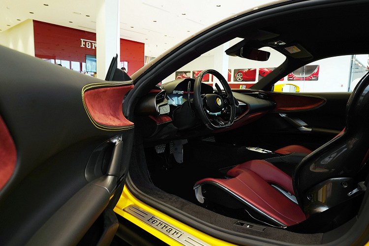 Ferrari SF90 Stradale của Hoàng Kim Khánh được trang bị động cơ xăng V8, tăng áp, dung tích 4.0 lít, sản sinh công suất tối đa 769 mã lực và mô-men xoắn cực đại 800 Nm. Động cơ này kết hợp với hệ thống hybrid bao gồm 3 mô-tơ điện. Trong đó, 1 mô-tơ điện nằm kẹp giữa động cơ V8 và hộp số tự động ly hợp kép 8 cấp mới. 2 mô-tơ điện còn lại được đặt trên cầu trước của Ferrari SF90 Stradale.