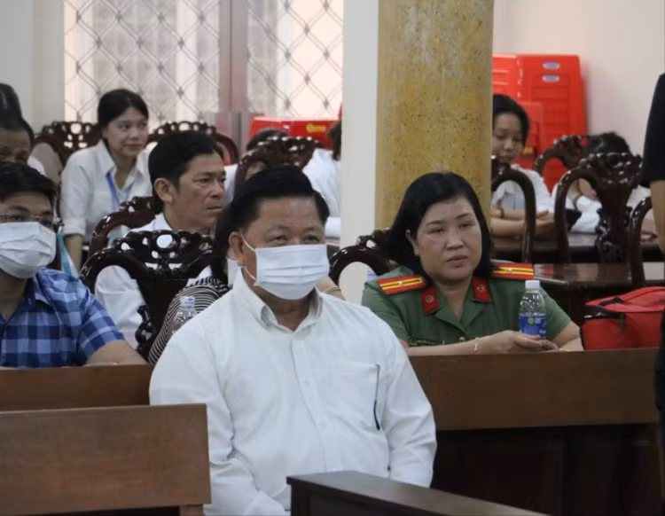 Cựu Trưởng phòng CSGT An Giang lĩnh 2 năm tù vì cấp biển sai quy định Cuu Truong phong CSGT An Giang linh 2 nam tu vi cap bien sai quy dinh